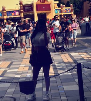 Daksha Nagarkar Instagram - Disney land mein rahunga mein, ghar nahi jaaunga mein
.
#dakshanagarkar #love #happy #paris #disneyland #france #europe #travel #birthday #disneylandparis #fun