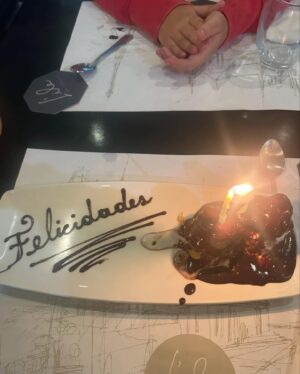 Dalia Gutmann Instagram - Breve crónica de mi cumpleaños capricorniano🎊
1.Mendigando para que me canten el Feliz Cumpleaños🥹
2.La torta que me improvisó mi hija🥰
3.Se me rompió el 7🤓
4.Una moda que quiero instalar para tapar el acné☝🏼
5.Torta 2 (y seguí mendigando que me canten desconocidos sin mucha suerte😬)
6.El autoregalo que me autoproduje🤗
7.Siguen las tortas y ya voy por el deseo número 9🎂
8.Me cuesta ponerle un cierre al temita de soplar las velitas parece🎉
9. ¡47 allá voy!
