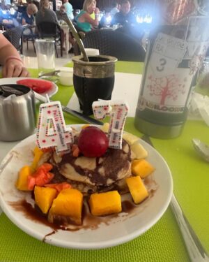 Dalia Gutmann Instagram - Breve crónica de mi cumpleaños capricorniano🎊
1.Mendigando para que me canten el Feliz Cumpleaños🥹
2.La torta que me improvisó mi hija🥰
3.Se me rompió el 7🤓
4.Una moda que quiero instalar para tapar el acné☝🏼
5.Torta 2 (y seguí mendigando que me canten desconocidos sin mucha suerte😬)
6.El autoregalo que me autoproduje🤗
7.Siguen las tortas y ya voy por el deseo número 9🎂
8.Me cuesta ponerle un cierre al temita de soplar las velitas parece🎉
9. ¡47 allá voy!
