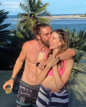 Dani Gondim Instagram - Meu parceiro de vida, construtor de histórias, meu cúmplice, verso, prosa e poesia. 
Marido, quase 10 anos ao seu lado celebrando sua existência e eterna transformação. 
Es um inconformado com muros, descobridor de novos horizontes e desbravador de novas terras.. você é o puro suco da fluidez. 
Fomos tantos outros “nos” e nos escolhemos em todos esses percursos. 
Te amo, te admiro e desejo que encontre suas realizações extraordinárias e ordinárias diariamente. 
Te celebro, minha luz. 
Viva você todos os dias ♥

#daniedeco