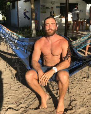 Dani Gondim Instagram - Meu parceiro de vida, construtor de histórias, meu cúmplice, verso, prosa e poesia. 
Marido, quase 10 anos ao seu lado celebrando sua existência e eterna transformação. 
Es um inconformado com muros, descobridor de novos horizontes e desbravador de novas terras.. você é o puro suco da fluidez. 
Fomos tantos outros “nos” e nos escolhemos em todos esses percursos. 
Te amo, te admiro e desejo que encontre suas realizações extraordinárias e ordinárias diariamente. 
Te celebro, minha luz. 
Viva você todos os dias ♥

#daniedeco