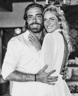 Dani Gondim Instagram - Meu parceiro de vida, construtor de histórias, meu cúmplice, verso, prosa e poesia. 
Marido, quase 10 anos ao seu lado celebrando sua existência e eterna transformação. 
Es um inconformado com muros, descobridor de novos horizontes e desbravador de novas terras.. você é o puro suco da fluidez. 
Fomos tantos outros “nos” e nos escolhemos em todos esses percursos. 
Te amo, te admiro e desejo que encontre suas realizações extraordinárias e ordinárias diariamente. 
Te celebro, minha luz. 
Viva você todos os dias ♥

#daniedeco