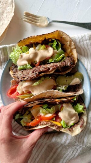 Daniela Castro Instagram - Receta perfecta para variar tu menú semanal: Rapidita Burguer 😋🌮🍔🧀 junto a @idealchile y sus 3 sabores #ladaniysureceta