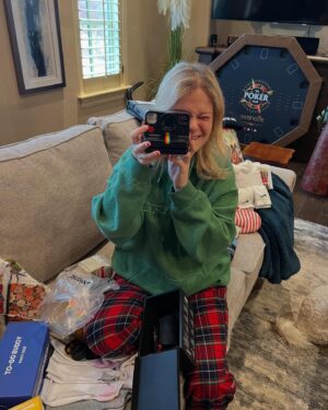 Darci Lynne Farmer Instagram - For unto us a child is born! 

Watched ‘Its a Wonderful Life’ for the first time last night, and boy it really is wonderful. So thankful to the good Lord for bringing life to us this very day. Merry Christmas from our family to yours and God bless you ❣️❣️❣️