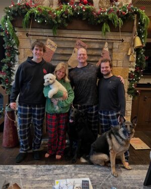 Darci Lynne Farmer Instagram - For unto us a child is born! 

Watched ‘Its a Wonderful Life’ for the first time last night, and boy it really is wonderful. So thankful to the good Lord for bringing life to us this very day. Merry Christmas from our family to yours and God bless you ❣️❣️❣️