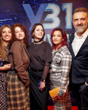 Daria Petrozhytska Instagram - З сьогодні, 1го січня в усіх кінотеатрах «Потяг у 31 грудня» @december31.express 
Підтримайте українське добре і атмосферне кіно✨
А мені сердечко за фото з Бокланом 😍

📸 @olirik 
@filmua.distribution 
@prototypeproduction