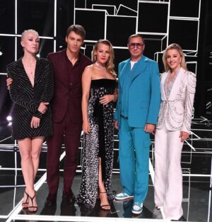 Darya Moroz Instagram - А наше любимое межгалактическое шоу #ФАНТАСТИКА снова в эфире!! По пятницам на Первом с Вами развеселое жюри @yulianna_karaulova @sasharebenok mr.alexsparrow и неизменный ведущий @vadimgalygin а также новые герои метавселенной!! Будет весело!!🖤🫶🏻