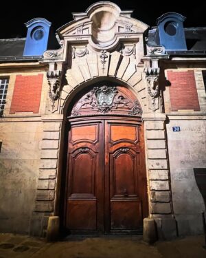 Debi Mazar Instagram - PARIS for 48 hours!🇫🇷💃🏻🕺🏻
Romantic getaway finally!
Thankyou to my wonderful hosts @ny18spm @randyflorke !!!
Flea Market,French Food,walking hand in hand,Dinner with new friends & old! Holiday lights ..magnifique!💃🏻🕺🏻🇫🇷💯❤️