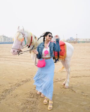 Debjani Deghuria Instagram - Wind in my hair, horse by my side... pure bliss 🐎😎 #HorseLove #BeachVibes”