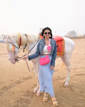 Debjani Deghuria Instagram - Wind in my hair, horse by my side... pure bliss 🐎😎 #HorseLove #BeachVibes”