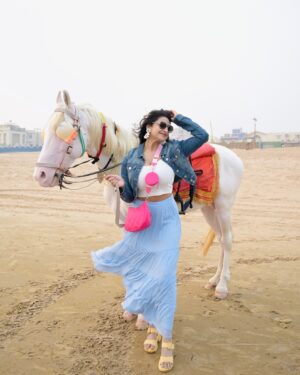 Debjani Deghuria Instagram - Wind in my hair, horse by my side... pure bliss 🐎😎 #HorseLove #BeachVibes”