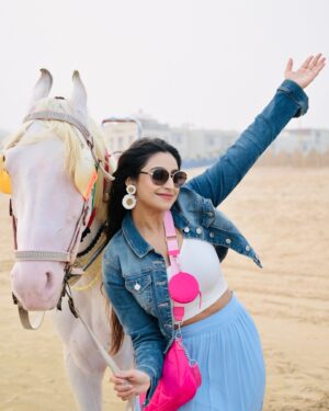 Debjani Deghuria Instagram - Wind in my hair, horse by my side... pure bliss 🐎😎 #HorseLove #BeachVibes”
