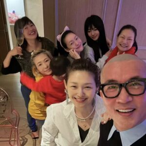 Dee Hsu Instagram - 2025竟然要來了😨感謝老天我們還能齊聚一堂❤️好啊好啊，你們那麼愛看大S,我就發給你們看😮‍💨她就是沒化妝臉就發光，我們姐妹倆就是基因奇好，看看後面的徐媽就知道了🙂‍↔️怎樣怎樣🙂‍↔️蛇年一起young 🎉