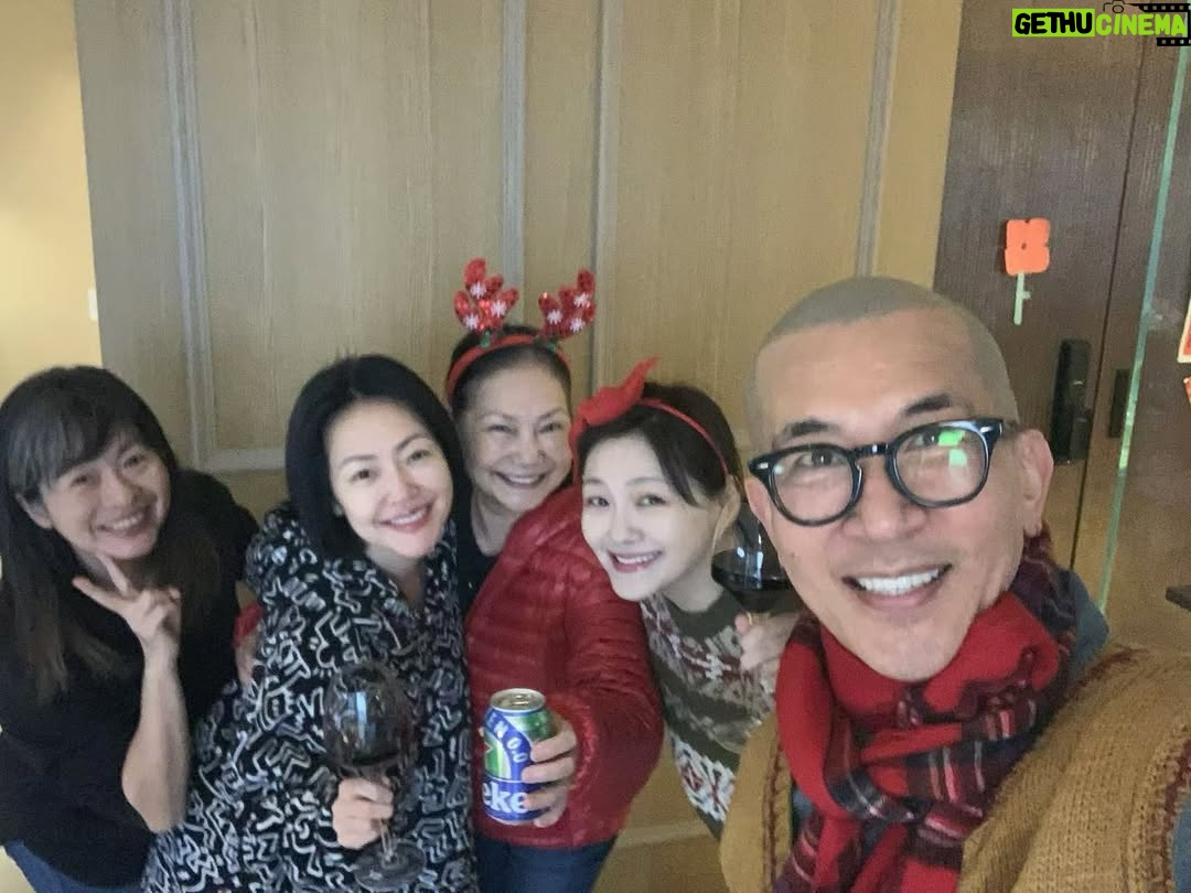 Dee Hsu - 110.4K Likes - 跟家人在一起就是開心🥰好啦,這種氣氛,能不小酌一下嗎😆祝大家都平安健康❤️