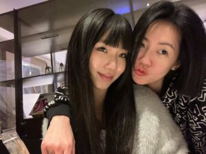 Dee Hsu Instagram - 我親愛的大寶貝回來了～就算她現在給我用超長美甲🙄眼線拉到太陽穴😮‍💨但她永遠都還是我心中的許俏妞🥰