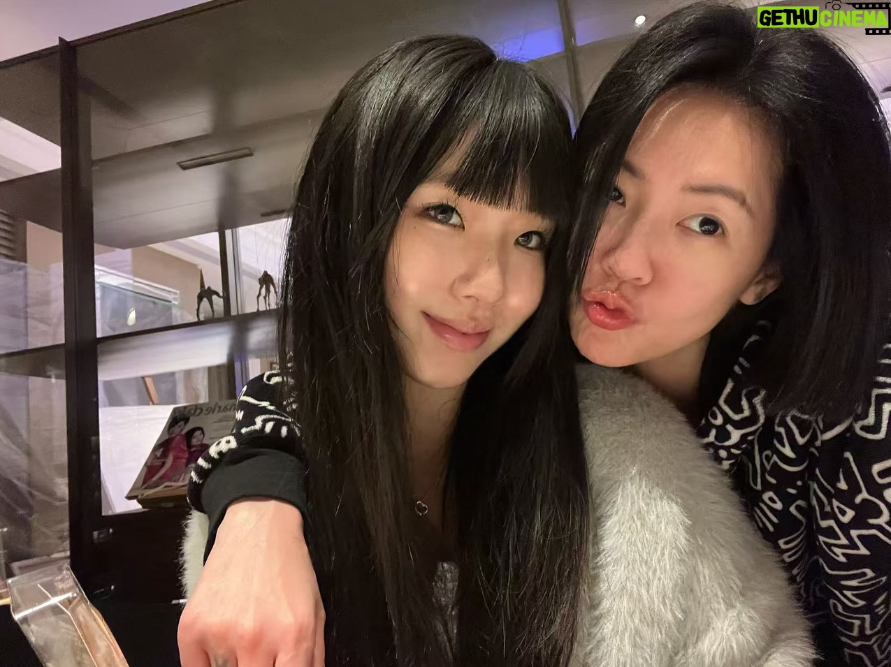 Dee Hsu - 124.3K Likes - 我親愛的大寶貝回來了~就算她現在給我用超長美甲🙄眼線拉到太陽穴😮💨但她永遠都還是我心中的許俏妞🥰