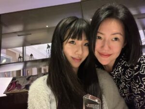 Dee Hsu Instagram - 我親愛的大寶貝回來了～就算她現在給我用超長美甲🙄眼線拉到太陽穴😮‍💨但她永遠都還是我心中的許俏妞🥰