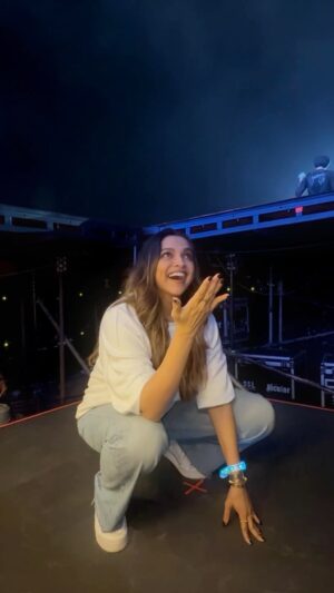 Deepika Padukone Instagram - Queen 👸🏻 @deepikapadukone On DIL-LUMINATI TOUR IN BENGALURU 🫶🏽 Year 24 🪷