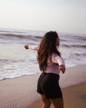 Deepthi Sunaina Instagram - Serenity looks good on me❤️👀 
#deepthisunaina 

 📸 : @_parthiban_parames_