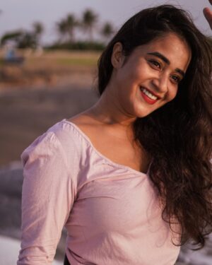 Deepthi Sunaina Instagram - Serenity looks good on me❤️👀 
#deepthisunaina 

 📸 : @_parthiban_parames_