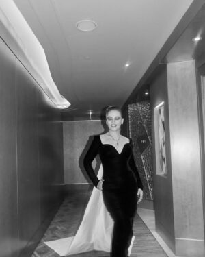 Demet Evgar Instagram - 50. Pantene Altın Kelebek Ödülleri; unutulmaz bir geceydi 🤍✨ 

Styling @rutkayozis
Elbise @zuleyhakuru
Takı @bvlgari; canım eşim Levent’in broşu @begumkhan
Saç @serkanyildirim @ercanyilmaz
Makyaj @gilabenezra @gozdeeduman
Cildimi gözüm kapalı emanet ettiğim @nurtenakin.beauty ve @basaksayginofficial,
misafirperverliğiyle @rafflesistanbul
#reklam

📸 @jiyankizilboga