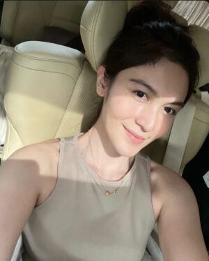Denira Wiraguna Instagram - Gimana weekend nyaa?🤏🏻