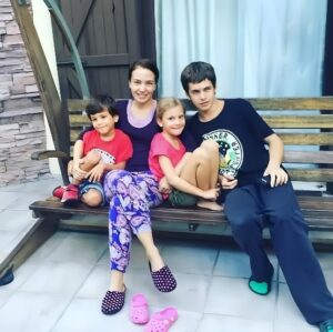 Deniz Uğur Instagram - Madem bugün Instagram’ın meşhur #TBT günü…🤍
Beni sonradan yakından tanıyanlar için geçmişi şöyle özetleyeyim:
Bu yılın Ekim ayında 52 yaşında olacağım arkadaşlar. Şimdiye kadar belki de birkaç insanın ömrüne ancak sığabilecek kadar büyük olaylar yaşadım. Büyük acılar, büyük kayıplar, büyük hayal kırıklıkları. Baskılarla, evlatlarla, sağlıkla sınanmalar… Ama bütün yaşadıklarımı sahiplendim ve kurban psikolojisine girip kendimi bırakmak yerine sorumluluk alıp mücadele etmeyi seçtim. Birkaç kez küllerimden doğdum. Bunu da inancıma sarılıp yaşama sevincimi asla kaybetmeden yaptım. Bunu kendimi övmek amacıyla değil, bugün kendini umutsuz hissedenlere ilham olsun diye yazıyorum. Asla pes etmeyen güçlü bir insan, kendi kaderini baştan yazmaya muktedirdir. Hem de koşullar ne olursa olsun. Şunu asla unutmayın; Öldürmeyen güçlendirir. Sanmayın ki bugün mücadelem bitti ve tuzum kuru; Hayır. Önümde daha çoook hedefler var, hep de olsun zaten. Çabalamak, hareket halinde olmak bizi ayakta tutar. Emin olun; Fazla konfor beyni çürütür ve yaşlanırsınız. Bu yüzden, zorluklardan şikayet etmeyin. Sabredip, zorlukları teker teker yenmenin hazzı başka hiçbir şeyde yoktur. Çevreden gelen eleştirilere tabii ki kulak verin, bunları değerlendirip kendi sentezinize ulaşın ama kim ne derse desin nihayetinde burnunuzun dikine gidin. Kendinizi ancak bu şekilde gerçekleştirirsiniz. Bu hayatta herkes kendi yolculuğundadır, sizin kişisel yolculuğunuz ise size özgü ve eşsizdir. Bunu hiç unutmayın. Hayallerinize sahip çıkarsanız ve her an dik durmayı başarırsanız KİMSE SİZİ ENGELLEYEMEZ. Herkesten çok kendinize güvenin, gerisi hallolur, hep hallolmuştur ve hep hallolacaktır. Hayatta size çelme takan kötüler, döneklik eden zayıf karakterler yahut arkanızdan iş çeviren karaktersizler ve tabii ki hainler de olacaktır ama HİÇBİRİ SİZİ YENEMEZ. Bırakın hasetlerinden çatlasınlar, dimdik yolunuza devam edin. Geçmişte olduğu ve gelecekte olacağı gibi, bugün ve her an yürümeye devam edin. Güzel anların kıymetini bilerek ve güzel anılar biriktirerek  HEP İLERİYE BAKIN. Heyecan dolu bir serüvendir hayat. Sürprizlerle dolu bir mucize. Kıymetini bilelim…🌬️