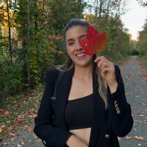 Denyzee Instagram - Bye bye 2024 🙏 cette année fût remplie d’ambition, d’aventures, de dépassement de soi et de découvertes. J’adore me fixer des objectifs et les réaliser, et cette année je suis heureuse et fière d’avoir provoqué cette chance inouïe et su saisir les opportunités qui me propulsent tranquillement vers mes objectifs ♥️

Dans les moments de doutes, raccrochez vous à côté vision long terme, et si vous n’avez pas de vision long terme, définissez la d’ici les 2 prochaines semaines. 😇 ne pas avoir de vision revient à être aux commandes d’un bateau en plein milieu de l’océan, sans carte 🗺️ ou aller, que faire, pourquoi le faire? 

Je te souhaite en 2025 de trouver ta lumière intérieure et de la faire briller de 1000 éclats. Tu es unique, magnifique et capable d’obtenir ce que tu désires. ♥️

Et si tu observes que ta vie est en mode automatique, que le temps passe sans t’en rendre compte, prends une pause, analyse la situation et fais la liste de tes IN (à garder) & OUT (à dégager) pour la prochaine année 🥳✨