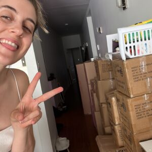 Denyzee Instagram - Bye bye 2024 🙏 cette année fût remplie d’ambition, d’aventures, de dépassement de soi et de découvertes. J’adore me fixer des objectifs et les réaliser, et cette année je suis heureuse et fière d’avoir provoqué cette chance inouïe et su saisir les opportunités qui me propulsent tranquillement vers mes objectifs ♥️

Dans les moments de doutes, raccrochez vous à côté vision long terme, et si vous n’avez pas de vision long terme, définissez la d’ici les 2 prochaines semaines. 😇 ne pas avoir de vision revient à être aux commandes d’un bateau en plein milieu de l’océan, sans carte 🗺️ ou aller, que faire, pourquoi le faire? 

Je te souhaite en 2025 de trouver ta lumière intérieure et de la faire briller de 1000 éclats. Tu es unique, magnifique et capable d’obtenir ce que tu désires. ♥️

Et si tu observes que ta vie est en mode automatique, que le temps passe sans t’en rendre compte, prends une pause, analyse la situation et fais la liste de tes IN (à garder) & OUT (à dégager) pour la prochaine année 🥳✨