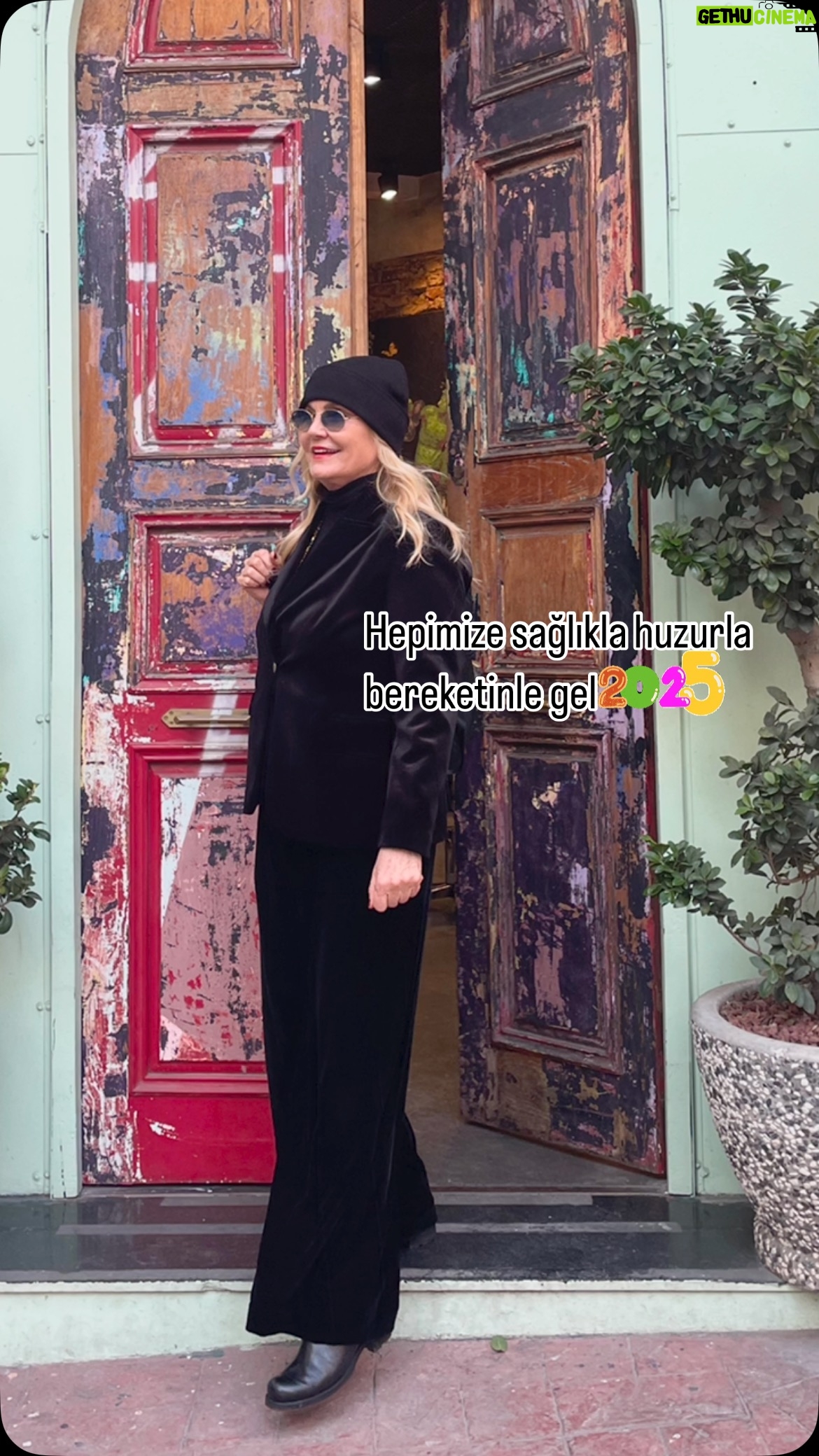 Derya Baykal - 10.5K Likes - Herkese mutlu yıllar...⭐️