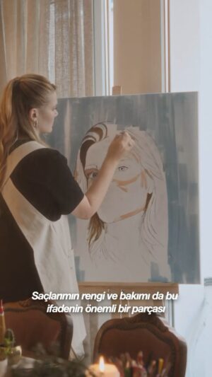Derya Şensoy Instagram - Renkler bana her zaman ilham veriyor ve hayatıma neşe katıyor. Çocukluğumdan beri çizim yapmak ve renklerle hikaye anlatmak, kendimi en iyi ifade etme yolum.  Bu eseri de üniversiteli kadınların sanatta daha güçlü bir yer edinmelerini desteklemek için Palette ve Toplum Gönüllüleri Vakfı ile birlikte yaptım. Mutluluğunun rengini keşfet! #MutluluğunRenginiKeşfet #Palette #ToplumGönüllüleriVakfı #işbirliği 🎨