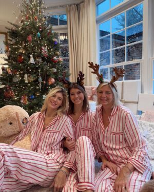 Devon Windsor Instagram - Full bellies, full hearts! Merry Christmas 🎄🎅🏼❤️🌟 and Happy Birthday @lisawindsor ✨✨✨