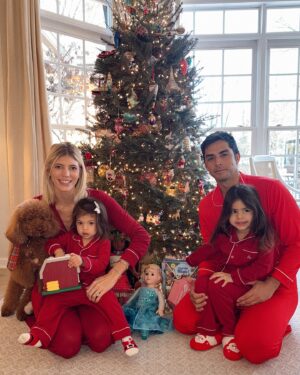 Devon Windsor Instagram - Full bellies, full hearts! Merry Christmas 🎄🎅🏼❤️🌟 and Happy Birthday @lisawindsor ✨✨✨