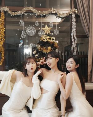 Dewi Chien Instagram - ❄️⛄️Merry Christmas…part2

再忙再崩潰⋯還是記得要一秒變漂亮的我們🤍

工作家庭都要兼顧的我們，堅持帶著孩子們享有儀式感，準備的過程也許很累？但回憶無價～～超級值得！！！！

#簡家三姊妹 X @hai.the.label 🖤

#三媽香香鍋 #我們的群組名 #沒什麼原因好笑亂取而已
