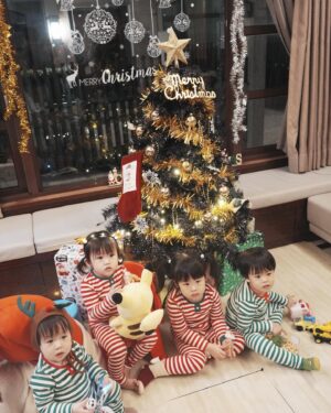 Dewi Chien Instagram - ❄️⛄️Merry Christmas…part2

再忙再崩潰⋯還是記得要一秒變漂亮的我們🤍

工作家庭都要兼顧的我們，堅持帶著孩子們享有儀式感，準備的過程也許很累？但回憶無價～～超級值得！！！！

#簡家三姊妹 X @hai.the.label 🖤

#三媽香香鍋 #我們的群組名 #沒什麼原因好笑亂取而已