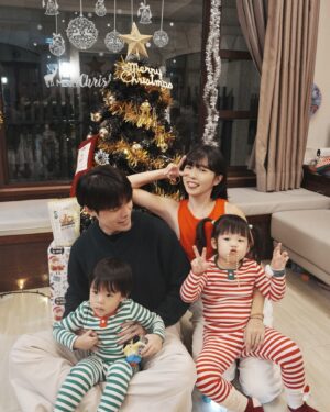 Dewi Chien Instagram - ❄️⛄️Merry Christmas…part2

再忙再崩潰⋯還是記得要一秒變漂亮的我們🤍

工作家庭都要兼顧的我們，堅持帶著孩子們享有儀式感，準備的過程也許很累？但回憶無價～～超級值得！！！！

#簡家三姊妹 X @hai.the.label 🖤

#三媽香香鍋 #我們的群組名 #沒什麼原因好笑亂取而已
