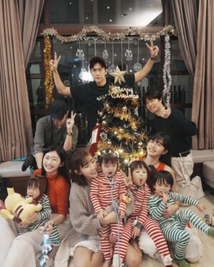 Dewi Chien Instagram - ❄️⛄️Merry Christmas…part2

再忙再崩潰⋯還是記得要一秒變漂亮的我們🤍

工作家庭都要兼顧的我們，堅持帶著孩子們享有儀式感，準備的過程也許很累？但回憶無價～～超級值得！！！！

#簡家三姊妹 X @hai.the.label 🖤

#三媽香香鍋 #我們的群組名 #沒什麼原因好笑亂取而已