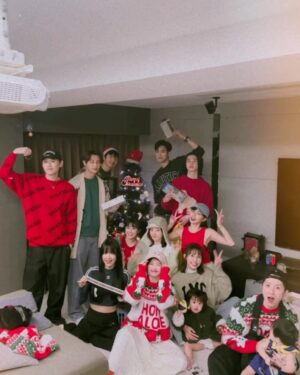 Dewi Chien Instagram - ❄️⛄️Merry Christmas…part2

再忙再崩潰⋯還是記得要一秒變漂亮的我們🤍

工作家庭都要兼顧的我們，堅持帶著孩子們享有儀式感，準備的過程也許很累？但回憶無價～～超級值得！！！！

#簡家三姊妹 X @hai.the.label 🖤

#三媽香香鍋 #我們的群組名 #沒什麼原因好笑亂取而已