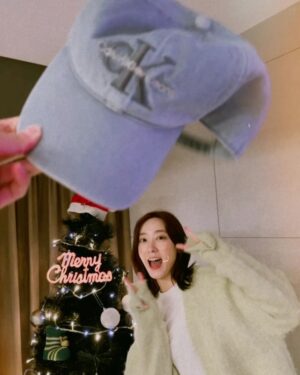 Dewi Chien Instagram - ❄️⛄️Merry Christmas…part2

再忙再崩潰⋯還是記得要一秒變漂亮的我們🤍

工作家庭都要兼顧的我們，堅持帶著孩子們享有儀式感，準備的過程也許很累？但回憶無價～～超級值得！！！！

#簡家三姊妹 X @hai.the.label 🖤

#三媽香香鍋 #我們的群組名 #沒什麼原因好笑亂取而已