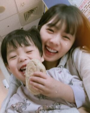 Dewi Chien Instagram - 關於🥭住院的那15天：

沒想到⋯這句「媽媽」會比剛學會
講話的第一句媽媽來的還要感動🥲

-

🥭因為發燒和拉肚子，去急診被診斷出是：「肺炎鏈球菌 急性腸胃炎」立馬就住院治療，第三天報告出來還有「黴漿菌」⋯某些因素我們也立馬轉院到台大兒童醫院。

當天晚上睡前一吃完退燒藥，可怕的事就發生⋯🥭開始眼睛上吊、手腳用力、全身扭曲，就這樣斷斷續續一個多小時，直到打一支鎮定劑才很快的舒緩下來。是怎麼了⋯我們當下真的不知道⋯除了陪伴也無能為力，醫生護理師們也都覺得這個狀況算特殊⋯還需要再觀察才能夠判斷。

隔天晚上一樣是睡前，🥭又發作⋯也更嚴重⋯在沒發燒的狀況下眼睛上吊，這次幾乎不間斷的連續六小時！過程他有意識，偶爾可以對話，但眼睛就是無法控制的上吊。中間打了鎮定劑、舒眠劑、神經劑，都壓不下來⋯最後再打第二支舒眠劑才終於舒緩下來，當下慌到什麼都試了⋯

隔天診斷是黴漿菌藥物引起的「錐體外症候群」，文獻上只有一例⋯科學的說法🥭也就是那個第二例⋯當天我們同步也換不同成份的藥吃，終於就沒有再大發作了！燒到第十天也終於沒有再燒！以為事情邁向收尾了⋯結果，睡一覺起來突然變不會說話？上半身無力無法自己坐著⋯更不用說能自己走路了⋯

因為怕這樣是病毒有感染到腦部，所以小小的身體還做了「腰椎穿刺 核磁共振」，最後⋯確認引發「小腦炎」。雖然痊癒需要時間，快的話兩三週、慢的話幾個月到半年都有可能，但至少不需要藥物治療！終於可以出院了！這15天的一切對我們來說真的太折磨⋯🥭小小的身體也真的太辛苦，太心疼了❤️‍🩹

感謝這段時間所有幫助我們的家人和朋友們，感謝你們的力量與陪伴，我們才能順利的渡過！🥭回家後有很努力的練習說話、練習走路，一切都有在往更好的路上走喔～這樣就好了⋯很棒了💪🏻

最後感謝台大兒童醫院強大的感染科、神經科醫療團隊們和最貼心、耐心的住院醫師和護理師們，還好有你們🙏🏻