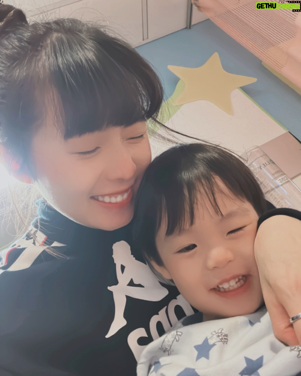 Dewi Chien - 19.3K Likes - 關於🥭住院的那15天:
沒想到⋯這句「媽媽」會比剛學會
講話的第一句媽媽來的還要感動🥲
-
🥭因為發燒和拉肚子,去急診被診斷出是:「肺炎鏈球菌 急性腸胃炎」立馬就住院治療,第三天報告出來還有「黴漿菌」⋯某些因素我們也立馬轉院到台大兒童醫院。
當天晚上睡前一吃完退燒藥,可怕的事就發生⋯🥭開始眼睛上吊、手腳用力、全身扭曲,就這樣斷斷續續一個多小時,直到打一支鎮定劑才很快的舒緩下來。是怎麼了⋯我們當下真的不知道⋯除了陪伴也無能為力,醫生護理師們也都覺得這個狀況算特殊⋯還需要再觀察才能夠判斷。
隔天晚上一樣是睡前,🥭又發作⋯也更嚴重⋯在沒發燒的狀況下眼睛上吊,這次幾乎不間斷的連續六小時!過程他有意識,偶爾可以對話,但眼睛就是無法控制的上吊。中間打了鎮定劑、舒眠劑、神經劑,都壓不下來⋯最後再打第二支舒眠劑才終於舒緩下來,當下慌到什麼都試了⋯
隔天診斷是黴漿菌藥物引起的「錐體外症候群」,文獻上只有一例⋯科學的說法🥭也就是那個第二例⋯當天我們同步也換不同成份的藥吃,終於就沒有再大發作了!燒到第十天也終於沒有再燒!以為事情邁向收尾了⋯結果,睡一覺起來突然變不會說話?上半身無力無法自己坐著⋯更不用說能自己走路了⋯
因為怕這樣是病毒有感染到腦部,所以小小的身體還做了「腰椎穿刺 核磁共振」,最後⋯確認引發「小腦炎」。雖然痊癒需要時間,快的話兩三週、慢的話幾個月到半年都有可能,但至少不需要藥物治療!終於可以出院了!這15天的一切對我們來說真的太折磨⋯🥭小小的身體也真的太辛苦,太心疼了❤️🩹
感謝這段時間所有幫助我們的家人和朋友們,感謝你們的力量與陪伴,我們才能順利的渡過!🥭回家後有很努力的練習說話、練習走路,一切都有在往更好的路上走喔~這樣就好了⋯很棒了💪🏻
最後感謝台大兒童醫院強大的感染科、神經科醫療團隊們和最貼心、耐心的住院醫師和護理師們,還好有你們🙏🏻