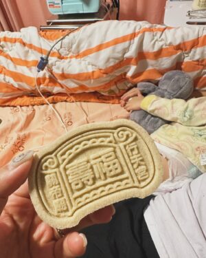 Dewi Chien Instagram - 關於🥭住院的那15天：

沒想到⋯這句「媽媽」會比剛學會
講話的第一句媽媽來的還要感動🥲

-

🥭因為發燒和拉肚子，去急診被診斷出是：「肺炎鏈球菌 急性腸胃炎」立馬就住院治療，第三天報告出來還有「黴漿菌」⋯某些因素我們也立馬轉院到台大兒童醫院。

當天晚上睡前一吃完退燒藥，可怕的事就發生⋯🥭開始眼睛上吊、手腳用力、全身扭曲，就這樣斷斷續續一個多小時，直到打一支鎮定劑才很快的舒緩下來。是怎麼了⋯我們當下真的不知道⋯除了陪伴也無能為力，醫生護理師們也都覺得這個狀況算特殊⋯還需要再觀察才能夠判斷。

隔天晚上一樣是睡前，🥭又發作⋯也更嚴重⋯在沒發燒的狀況下眼睛上吊，這次幾乎不間斷的連續六小時！過程他有意識，偶爾可以對話，但眼睛就是無法控制的上吊。中間打了鎮定劑、舒眠劑、神經劑，都壓不下來⋯最後再打第二支舒眠劑才終於舒緩下來，當下慌到什麼都試了⋯

隔天診斷是黴漿菌藥物引起的「錐體外症候群」，文獻上只有一例⋯科學的說法🥭也就是那個第二例⋯當天我們同步也換不同成份的藥吃，終於就沒有再大發作了！燒到第十天也終於沒有再燒！以為事情邁向收尾了⋯結果，睡一覺起來突然變不會說話？上半身無力無法自己坐著⋯更不用說能自己走路了⋯

因為怕這樣是病毒有感染到腦部，所以小小的身體還做了「腰椎穿刺 核磁共振」，最後⋯確認引發「小腦炎」。雖然痊癒需要時間，快的話兩三週、慢的話幾個月到半年都有可能，但至少不需要藥物治療！終於可以出院了！這15天的一切對我們來說真的太折磨⋯🥭小小的身體也真的太辛苦，太心疼了❤️‍🩹

感謝這段時間所有幫助我們的家人和朋友們，感謝你們的力量與陪伴，我們才能順利的渡過！🥭回家後有很努力的練習說話、練習走路，一切都有在往更好的路上走喔～這樣就好了⋯很棒了💪🏻

最後感謝台大兒童醫院強大的感染科、神經科醫療團隊們和最貼心、耐心的住院醫師和護理師們，還好有你們🙏🏻