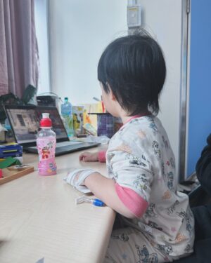 Dewi Chien Instagram - 關於🥭住院的那15天：

沒想到⋯這句「媽媽」會比剛學會
講話的第一句媽媽來的還要感動🥲

-

🥭因為發燒和拉肚子，去急診被診斷出是：「肺炎鏈球菌 急性腸胃炎」立馬就住院治療，第三天報告出來還有「黴漿菌」⋯某些因素我們也立馬轉院到台大兒童醫院。

當天晚上睡前一吃完退燒藥，可怕的事就發生⋯🥭開始眼睛上吊、手腳用力、全身扭曲，就這樣斷斷續續一個多小時，直到打一支鎮定劑才很快的舒緩下來。是怎麼了⋯我們當下真的不知道⋯除了陪伴也無能為力，醫生護理師們也都覺得這個狀況算特殊⋯還需要再觀察才能夠判斷。

隔天晚上一樣是睡前，🥭又發作⋯也更嚴重⋯在沒發燒的狀況下眼睛上吊，這次幾乎不間斷的連續六小時！過程他有意識，偶爾可以對話，但眼睛就是無法控制的上吊。中間打了鎮定劑、舒眠劑、神經劑，都壓不下來⋯最後再打第二支舒眠劑才終於舒緩下來，當下慌到什麼都試了⋯

隔天診斷是黴漿菌藥物引起的「錐體外症候群」，文獻上只有一例⋯科學的說法🥭也就是那個第二例⋯當天我們同步也換不同成份的藥吃，終於就沒有再大發作了！燒到第十天也終於沒有再燒！以為事情邁向收尾了⋯結果，睡一覺起來突然變不會說話？上半身無力無法自己坐著⋯更不用說能自己走路了⋯

因為怕這樣是病毒有感染到腦部，所以小小的身體還做了「腰椎穿刺 核磁共振」，最後⋯確認引發「小腦炎」。雖然痊癒需要時間，快的話兩三週、慢的話幾個月到半年都有可能，但至少不需要藥物治療！終於可以出院了！這15天的一切對我們來說真的太折磨⋯🥭小小的身體也真的太辛苦，太心疼了❤️‍🩹

感謝這段時間所有幫助我們的家人和朋友們，感謝你們的力量與陪伴，我們才能順利的渡過！🥭回家後有很努力的練習說話、練習走路，一切都有在往更好的路上走喔～這樣就好了⋯很棒了💪🏻

最後感謝台大兒童醫院強大的感染科、神經科醫療團隊們和最貼心、耐心的住院醫師和護理師們，還好有你們🙏🏻