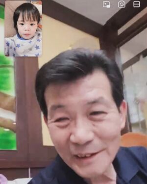 Dewi Chien Instagram - 關於🥭住院的那15天：

沒想到⋯這句「媽媽」會比剛學會
講話的第一句媽媽來的還要感動🥲

-

🥭因為發燒和拉肚子，去急診被診斷出是：「肺炎鏈球菌 急性腸胃炎」立馬就住院治療，第三天報告出來還有「黴漿菌」⋯某些因素我們也立馬轉院到台大兒童醫院。

當天晚上睡前一吃完退燒藥，可怕的事就發生⋯🥭開始眼睛上吊、手腳用力、全身扭曲，就這樣斷斷續續一個多小時，直到打一支鎮定劑才很快的舒緩下來。是怎麼了⋯我們當下真的不知道⋯除了陪伴也無能為力，醫生護理師們也都覺得這個狀況算特殊⋯還需要再觀察才能夠判斷。

隔天晚上一樣是睡前，🥭又發作⋯也更嚴重⋯在沒發燒的狀況下眼睛上吊，這次幾乎不間斷的連續六小時！過程他有意識，偶爾可以對話，但眼睛就是無法控制的上吊。中間打了鎮定劑、舒眠劑、神經劑，都壓不下來⋯最後再打第二支舒眠劑才終於舒緩下來，當下慌到什麼都試了⋯

隔天診斷是黴漿菌藥物引起的「錐體外症候群」，文獻上只有一例⋯科學的說法🥭也就是那個第二例⋯當天我們同步也換不同成份的藥吃，終於就沒有再大發作了！燒到第十天也終於沒有再燒！以為事情邁向收尾了⋯結果，睡一覺起來突然變不會說話？上半身無力無法自己坐著⋯更不用說能自己走路了⋯

因為怕這樣是病毒有感染到腦部，所以小小的身體還做了「腰椎穿刺 核磁共振」，最後⋯確認引發「小腦炎」。雖然痊癒需要時間，快的話兩三週、慢的話幾個月到半年都有可能，但至少不需要藥物治療！終於可以出院了！這15天的一切對我們來說真的太折磨⋯🥭小小的身體也真的太辛苦，太心疼了❤️‍🩹

感謝這段時間所有幫助我們的家人和朋友們，感謝你們的力量與陪伴，我們才能順利的渡過！🥭回家後有很努力的練習說話、練習走路，一切都有在往更好的路上走喔～這樣就好了⋯很棒了💪🏻

最後感謝台大兒童醫院強大的感染科、神經科醫療團隊們和最貼心、耐心的住院醫師和護理師們，還好有你們🙏🏻