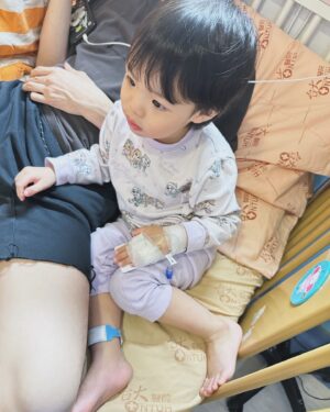 Dewi Chien Instagram - 關於🥭住院的那15天：

沒想到⋯這句「媽媽」會比剛學會
講話的第一句媽媽來的還要感動🥲

-

🥭因為發燒和拉肚子，去急診被診斷出是：「肺炎鏈球菌 急性腸胃炎」立馬就住院治療，第三天報告出來還有「黴漿菌」⋯某些因素我們也立馬轉院到台大兒童醫院。

當天晚上睡前一吃完退燒藥，可怕的事就發生⋯🥭開始眼睛上吊、手腳用力、全身扭曲，就這樣斷斷續續一個多小時，直到打一支鎮定劑才很快的舒緩下來。是怎麼了⋯我們當下真的不知道⋯除了陪伴也無能為力，醫生護理師們也都覺得這個狀況算特殊⋯還需要再觀察才能夠判斷。

隔天晚上一樣是睡前，🥭又發作⋯也更嚴重⋯在沒發燒的狀況下眼睛上吊，這次幾乎不間斷的連續六小時！過程他有意識，偶爾可以對話，但眼睛就是無法控制的上吊。中間打了鎮定劑、舒眠劑、神經劑，都壓不下來⋯最後再打第二支舒眠劑才終於舒緩下來，當下慌到什麼都試了⋯

隔天診斷是黴漿菌藥物引起的「錐體外症候群」，文獻上只有一例⋯科學的說法🥭也就是那個第二例⋯當天我們同步也換不同成份的藥吃，終於就沒有再大發作了！燒到第十天也終於沒有再燒！以為事情邁向收尾了⋯結果，睡一覺起來突然變不會說話？上半身無力無法自己坐著⋯更不用說能自己走路了⋯

因為怕這樣是病毒有感染到腦部，所以小小的身體還做了「腰椎穿刺 核磁共振」，最後⋯確認引發「小腦炎」。雖然痊癒需要時間，快的話兩三週、慢的話幾個月到半年都有可能，但至少不需要藥物治療！終於可以出院了！這15天的一切對我們來說真的太折磨⋯🥭小小的身體也真的太辛苦，太心疼了❤️‍🩹

感謝這段時間所有幫助我們的家人和朋友們，感謝你們的力量與陪伴，我們才能順利的渡過！🥭回家後有很努力的練習說話、練習走路，一切都有在往更好的路上走喔～這樣就好了⋯很棒了💪🏻

最後感謝台大兒童醫院強大的感染科、神經科醫療團隊們和最貼心、耐心的住院醫師和護理師們，還好有你們🙏🏻