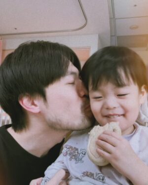 Dewi Chien Instagram - 關於🥭住院的那15天：

沒想到⋯這句「媽媽」會比剛學會
講話的第一句媽媽來的還要感動🥲

-

🥭因為發燒和拉肚子，去急診被診斷出是：「肺炎鏈球菌 急性腸胃炎」立馬就住院治療，第三天報告出來還有「黴漿菌」⋯某些因素我們也立馬轉院到台大兒童醫院。

當天晚上睡前一吃完退燒藥，可怕的事就發生⋯🥭開始眼睛上吊、手腳用力、全身扭曲，就這樣斷斷續續一個多小時，直到打一支鎮定劑才很快的舒緩下來。是怎麼了⋯我們當下真的不知道⋯除了陪伴也無能為力，醫生護理師們也都覺得這個狀況算特殊⋯還需要再觀察才能夠判斷。

隔天晚上一樣是睡前，🥭又發作⋯也更嚴重⋯在沒發燒的狀況下眼睛上吊，這次幾乎不間斷的連續六小時！過程他有意識，偶爾可以對話，但眼睛就是無法控制的上吊。中間打了鎮定劑、舒眠劑、神經劑，都壓不下來⋯最後再打第二支舒眠劑才終於舒緩下來，當下慌到什麼都試了⋯

隔天診斷是黴漿菌藥物引起的「錐體外症候群」，文獻上只有一例⋯科學的說法🥭也就是那個第二例⋯當天我們同步也換不同成份的藥吃，終於就沒有再大發作了！燒到第十天也終於沒有再燒！以為事情邁向收尾了⋯結果，睡一覺起來突然變不會說話？上半身無力無法自己坐著⋯更不用說能自己走路了⋯

因為怕這樣是病毒有感染到腦部，所以小小的身體還做了「腰椎穿刺 核磁共振」，最後⋯確認引發「小腦炎」。雖然痊癒需要時間，快的話兩三週、慢的話幾個月到半年都有可能，但至少不需要藥物治療！終於可以出院了！這15天的一切對我們來說真的太折磨⋯🥭小小的身體也真的太辛苦，太心疼了❤️‍🩹

感謝這段時間所有幫助我們的家人和朋友們，感謝你們的力量與陪伴，我們才能順利的渡過！🥭回家後有很努力的練習說話、練習走路，一切都有在往更好的路上走喔～這樣就好了⋯很棒了💪🏻

最後感謝台大兒童醫院強大的感染科、神經科醫療團隊們和最貼心、耐心的住院醫師和護理師們，還好有你們🙏🏻