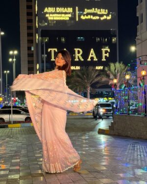 Dhamnashree Kadgaonkar Instagram - Leheraying Sari in Abu Dhabi …

Thank u @dhanwinrestaurant for inviting me..
It was lovely being there .. 

Beautiful Sari and blouse by @sgcreation_pune 
Jewellery @jizajewellerystudio 
Captured by @sjlivedubai_sagarjadhav 

#dhanashrikadgaonkar #abudhabi #eventlife #event #sariinabudhabi