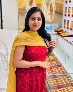 Dhanalakshmi Saminathan Instagram - Soul full of Sunshine ✨💕

#instagood #december #trend #love #tamil #instagram #newsanchor #dhanasaminathan
