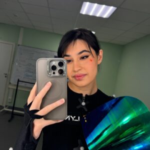 Diana Ankudinova Instagram - Рандомная подборка с проекта Аватар

Любая победа даётся непросто. И мне очень ценно, что всё задуманное свершилось. Ведь вы всегда так ждёте новых каверов🪄
Очень многое удалось!!! Я безгранично благодарна всем командам, которые участвовали в создании этого чуда. Атмосфера за кулисами была дико дружелюбная❤️‍🩹 

@yuliasumacheva @weitmedia @ntvru 🤝💚 

Какой номер Жар птицы вам понравился больше всего?