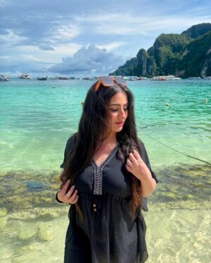 Diana Khan Instagram - 🌸🌊☀️